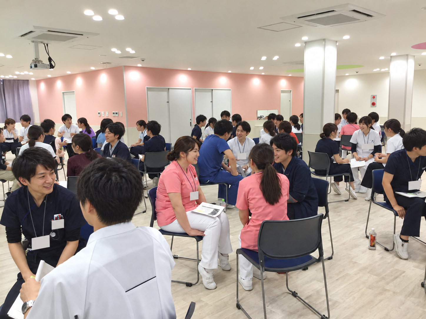 参加者同士が向かい合う研修風景(人物の顔をAIで加工)