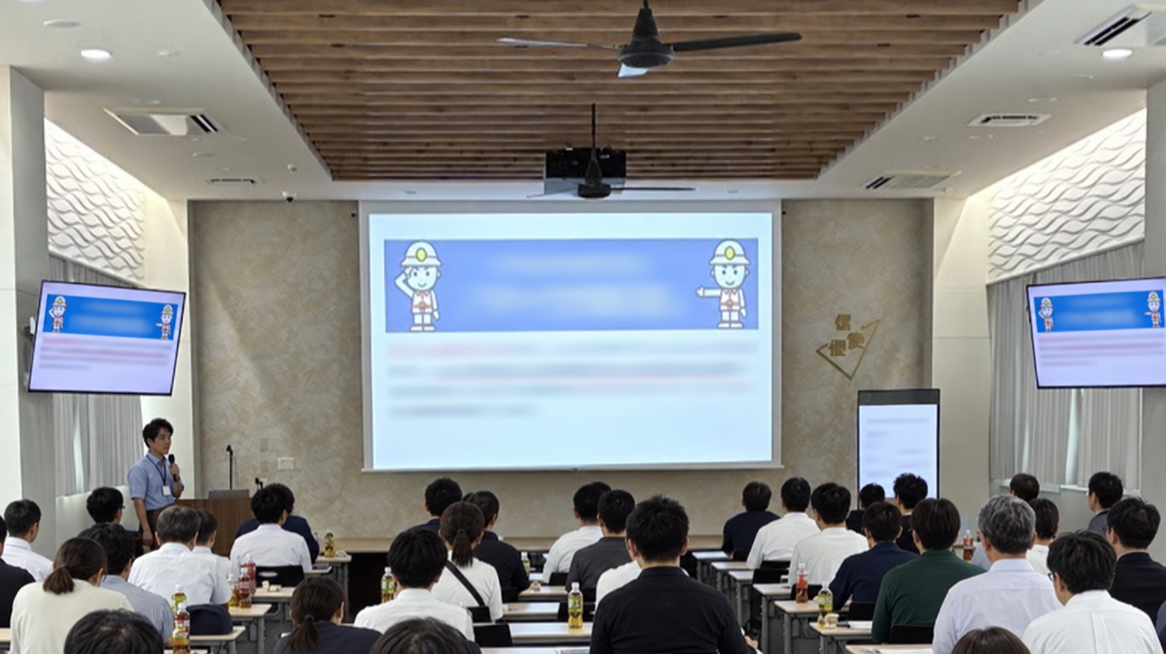会場で説明を聞く講義風景(人物の顔をAIで加工)